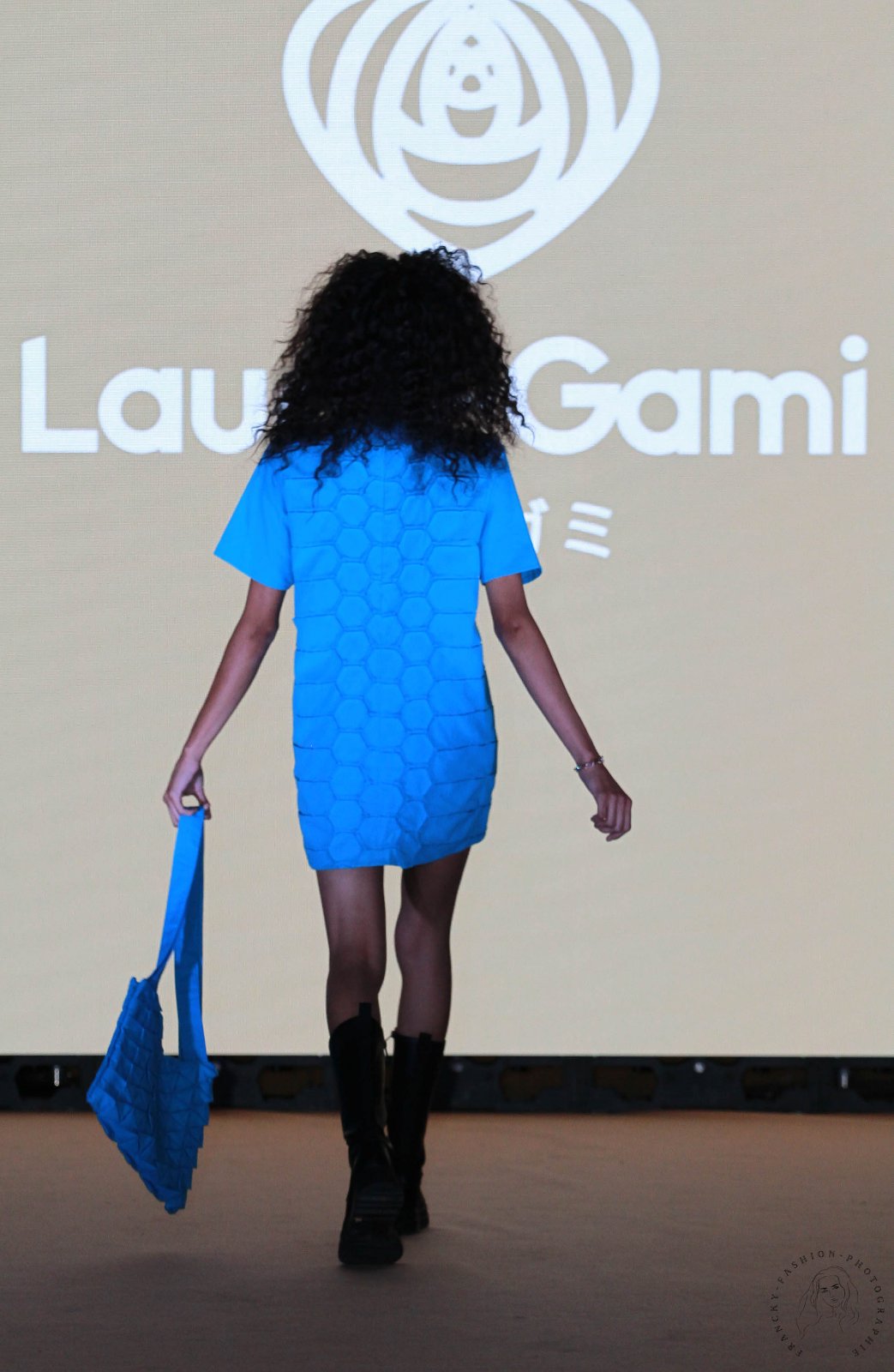 T-Shirt Robe à motifs héxagonaux Laurie-Gami Collection HoneyComblue